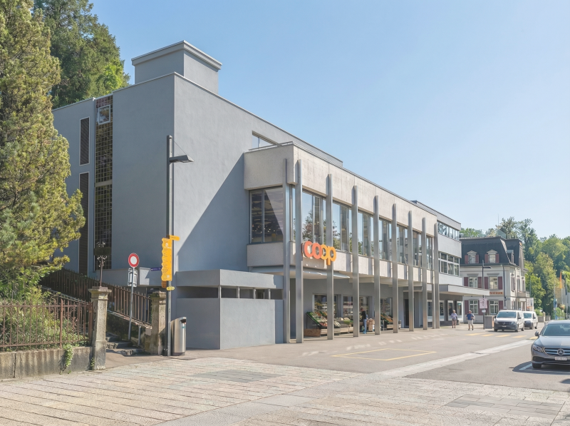 Modernes Gewerbehaus mit Glasfassade an der Bahnhofstrasse in Wald.