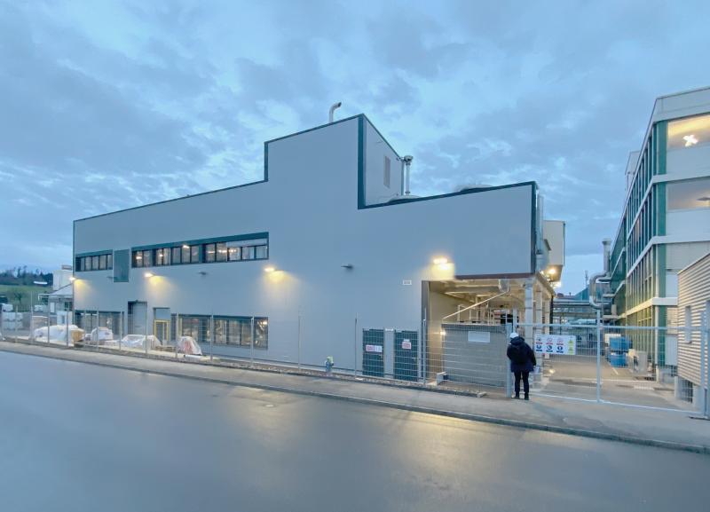 Betriebsgebäude in Hedingen mit moderner Fassade und Eingangsbereich bei Dämmerung.