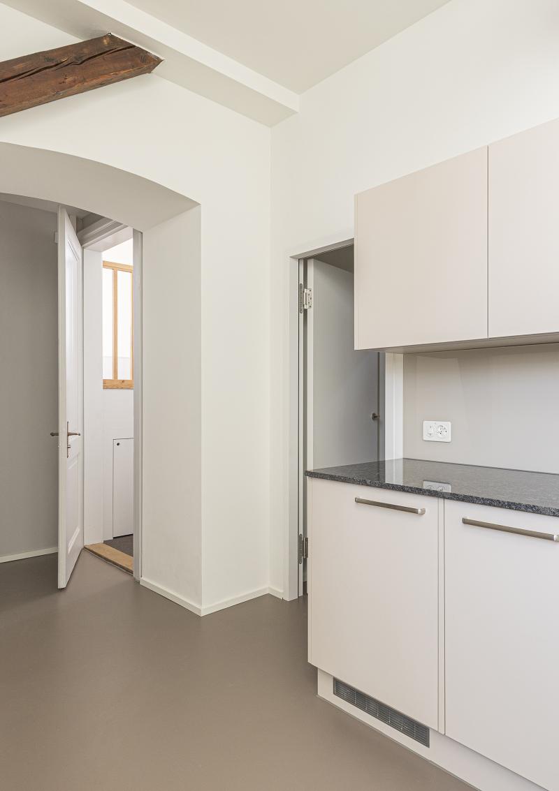 Moderne Büroküche mit weißen Schränken und Edelstahlarmaturen am Bahnhof Basel SBB Westflügel.