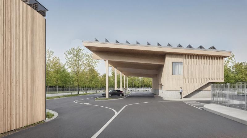 Einfahrt zum Entsorgungspark Tüfi in Adliswil mit Holzflachdach-Konstruktion.