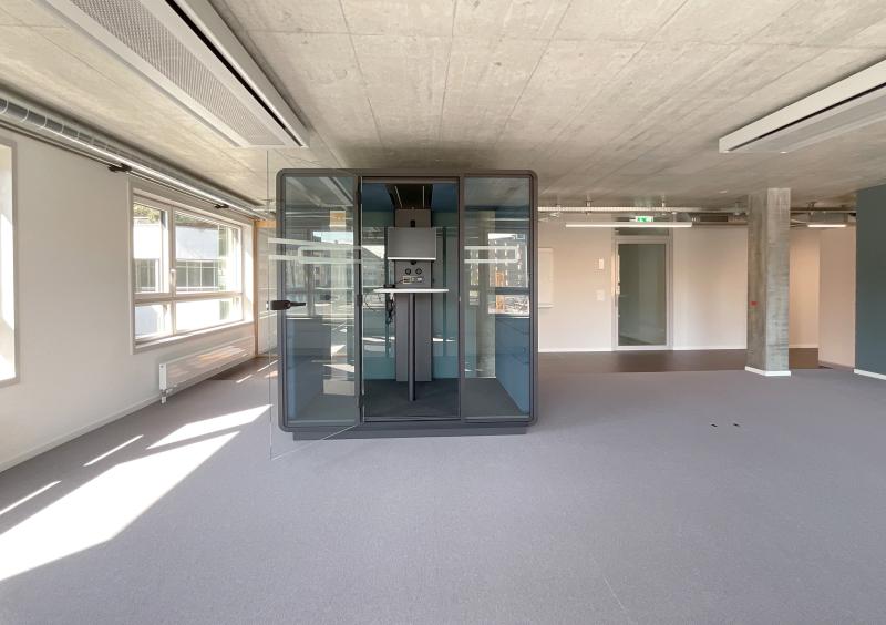 Leere Büroetage mit zentralem Glasanbau im Hochhaus Hoch3 der Genossenschaft ABZ in Zürich-Wiedikon.