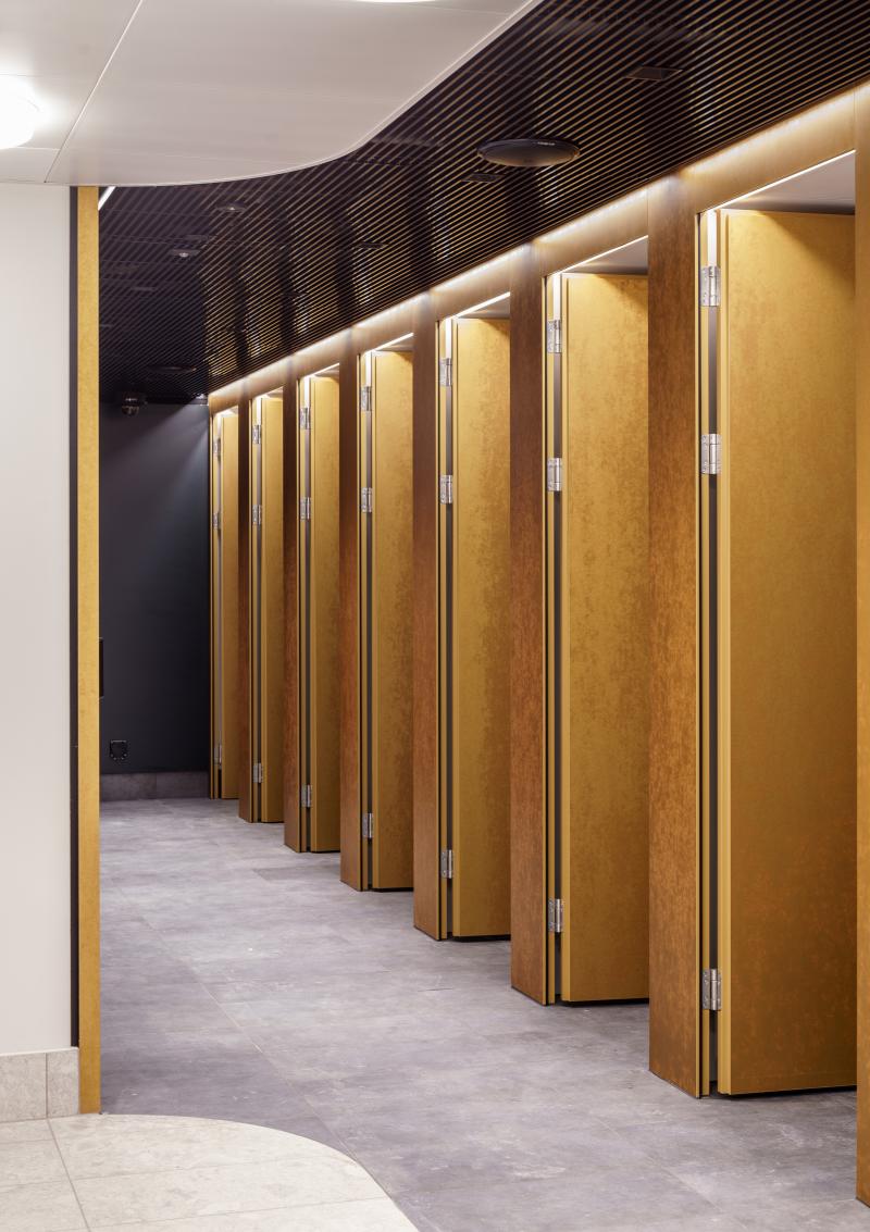 Reihe von Holztüren in einem Flur des Hygienecenters im Zürcher Hauptbahnhof.