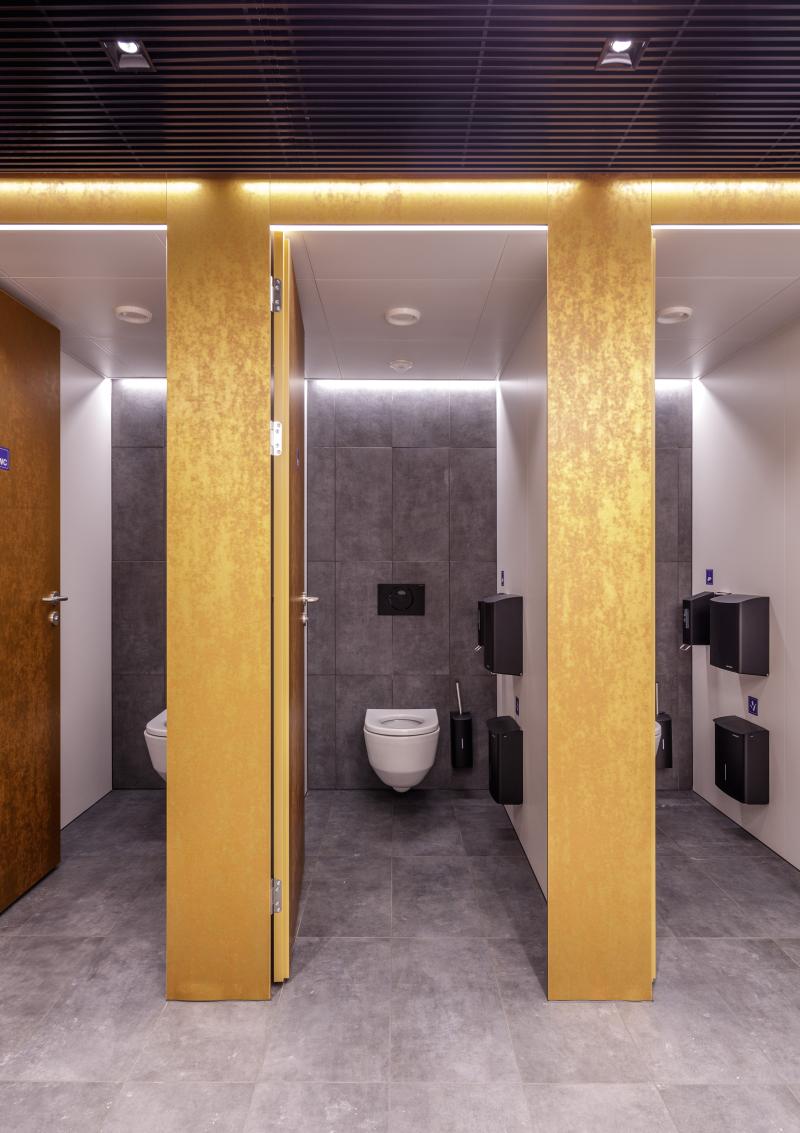 Drei Toilettenkabinen mit goldenen Trennwänden im Hygienecenter des Zürcher Hauptbahnhofs.