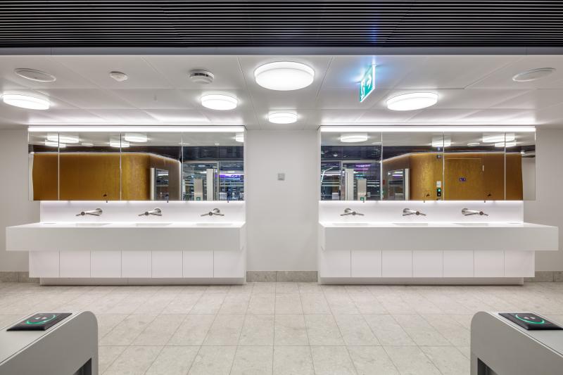Zwei symmetrische Waschbeckenreihen im Hygienecenter des Zürcher Hauptbahnhofs.