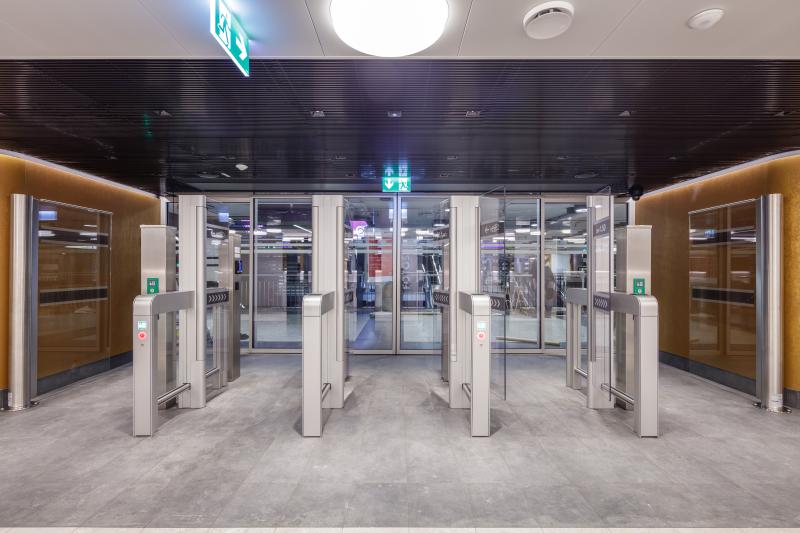 Eingangsbereich des Hygienecenters im Hauptbahnhof Zürich mit Glastüren und Säulen.