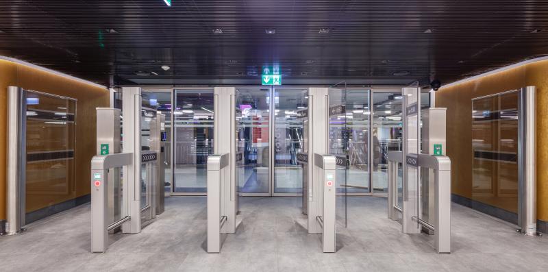 Eingangsbereich des Hygienecenters im Hauptbahnhof Zürich mit Glastüren und Säulen.