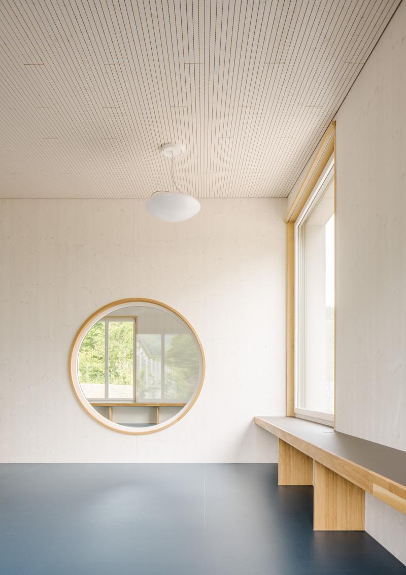 Helles Klassenzimmer mit Rundspiegelnde an der Wand im Doppelkindergarten Werd Adliswil.