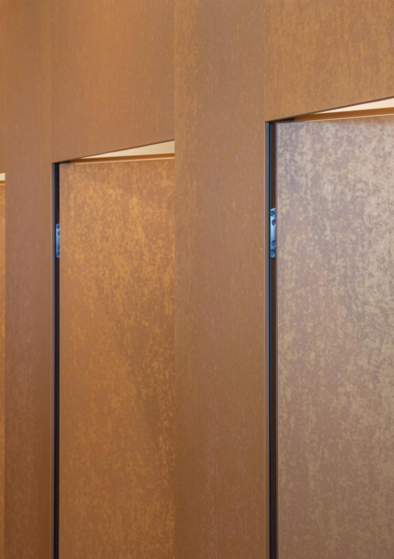 Drei nebeneinander angeordnete Wandpaneele in Holztönen in den Kundenbereichen der SBB.