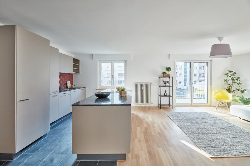 Offene Wohnküche mit Kücheninsel in einem sanierten Mehrfamilienhaus in der Luzerner Innenstadt.