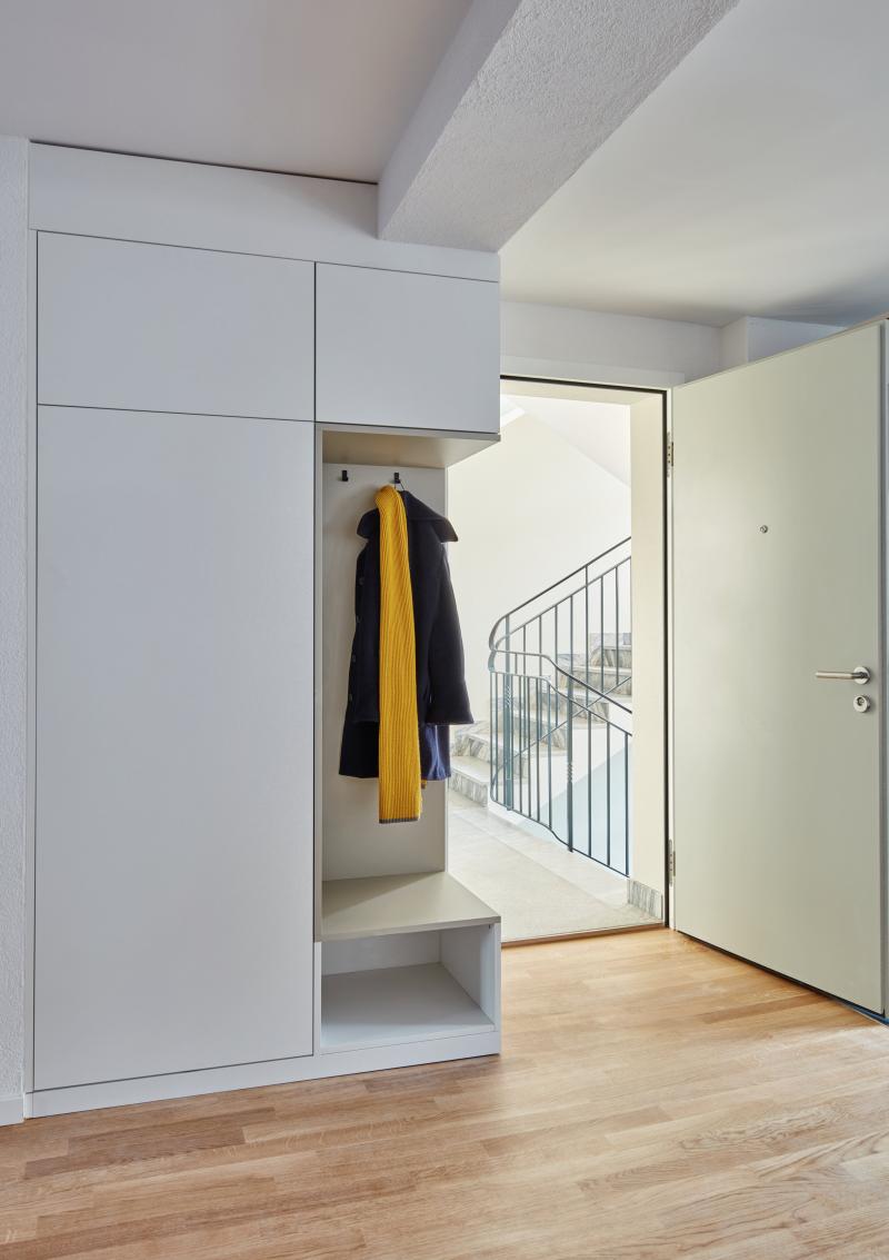 Einbauschrank mit offener Tür in einem Mehrfamilienhaus aus dem Jahr 1951 in der Luzerner Innenstadt.