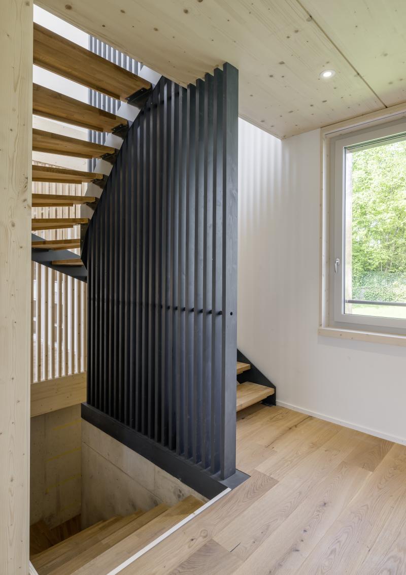Treppenhausdetail mit schwarzer Metallverkleidung in einem Mehrfamilienhaus in Adliswil.