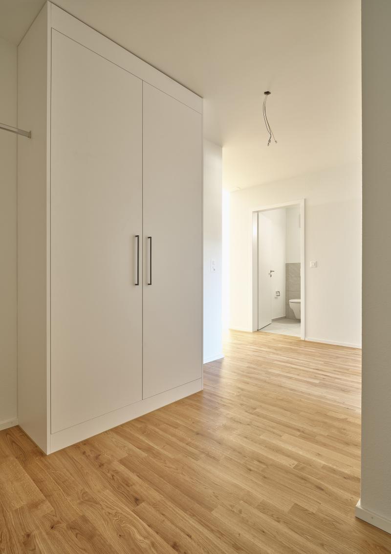 Heller Flur mit hellem Einbauschrank in einem Mehrfamilienhaus an der Rütistrasse in Schlieren.
