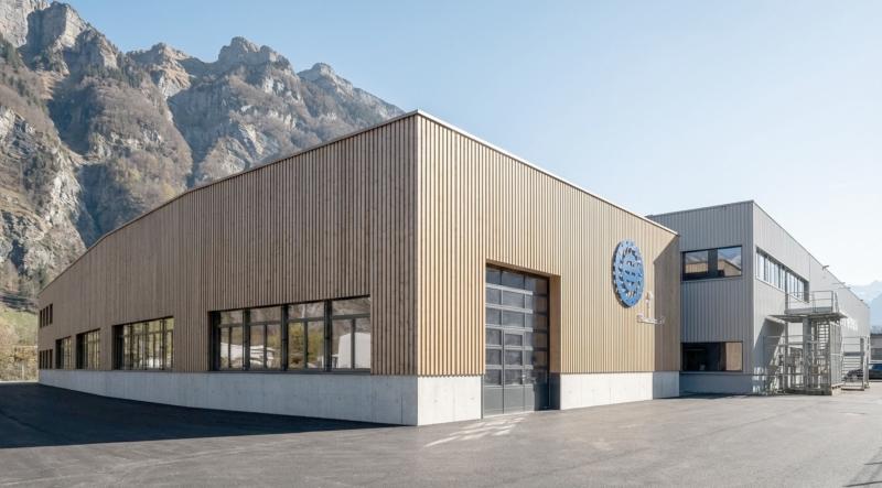 Erweiterungsbau der Sauter Bachmann AG mit Holzhybridkonstruktion und Betonsockel im Glarner Tal.