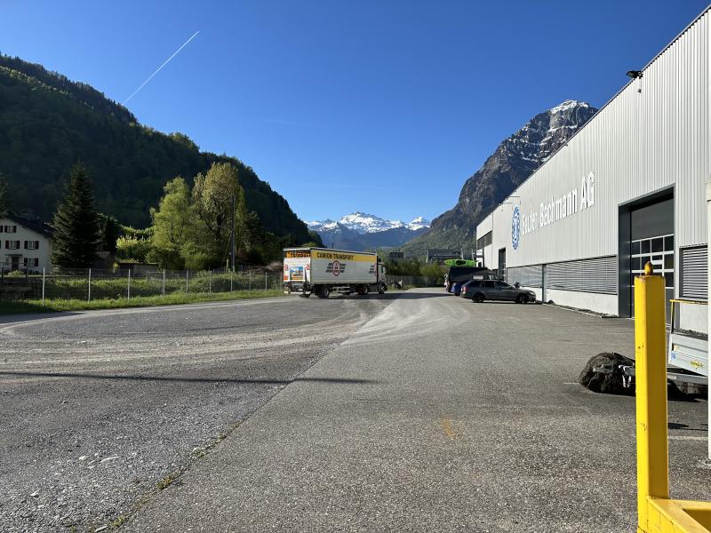 Produktionserweiterung der Sauter Bachmann AG im Glarner Tal mit Hybridkonstruktion aus Holz und Beton.