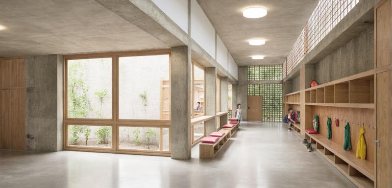 Flur mit Klassenzimmern und Lichthöfen in der Schule Schauenberg in Zürich.