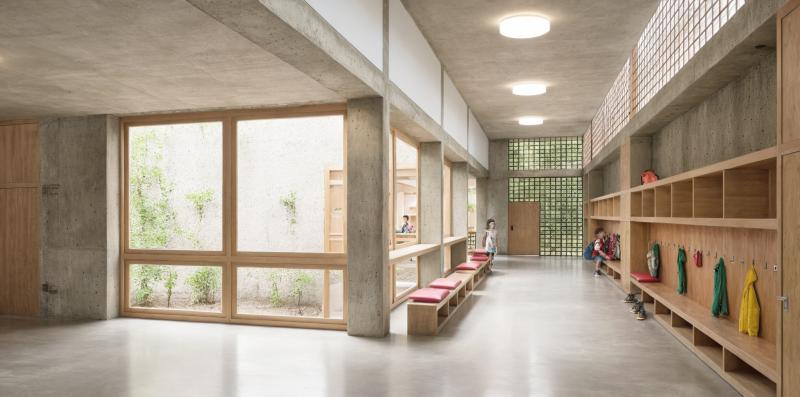 Flur mit Klassenzimmern und Lichthöfen in der Schule Schauenberg in Zürich.