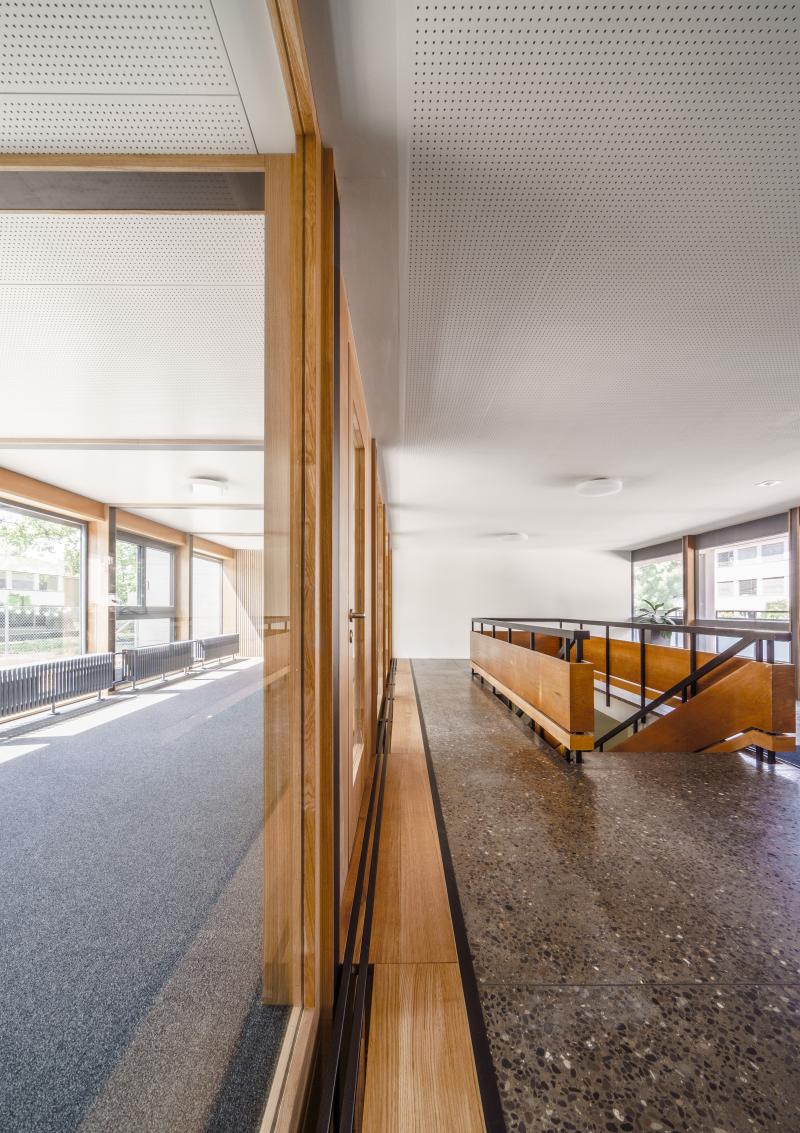 Länglicher Flur mit Holztrennwand im ehemaligen Jugendheim Erika an der Rötelstrasse in Zürich-Wipkingen.