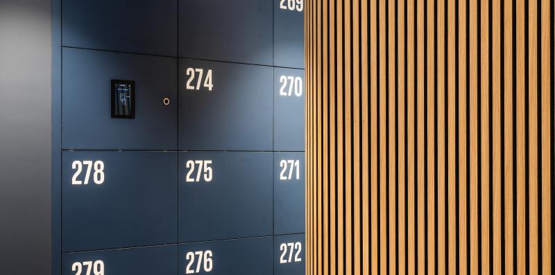 Flur mit nummerierten Türen und Holzlamellenwand für eine Unternehmensberatung am Raiffeisenplatz St. Gallen.