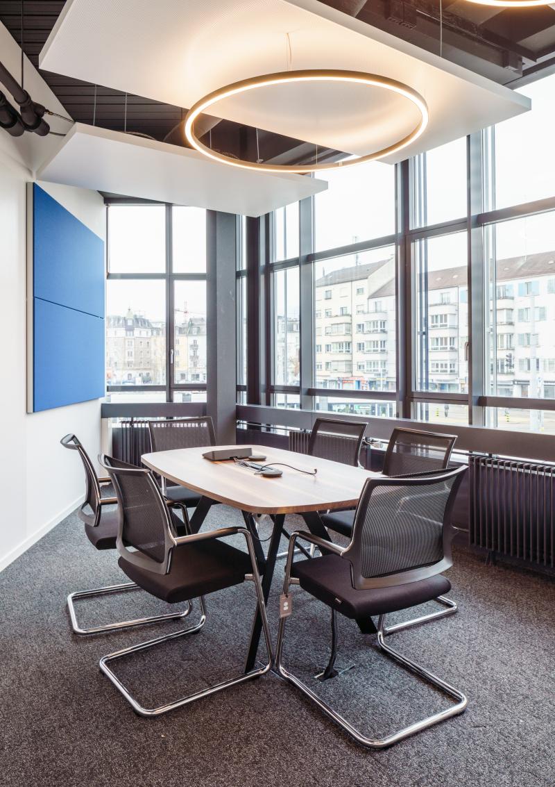 Besprechungszimmer mit rundem Tisch und Stühlen in einem Bürogebäude an der Pflanzschulstrasse in Zürich.