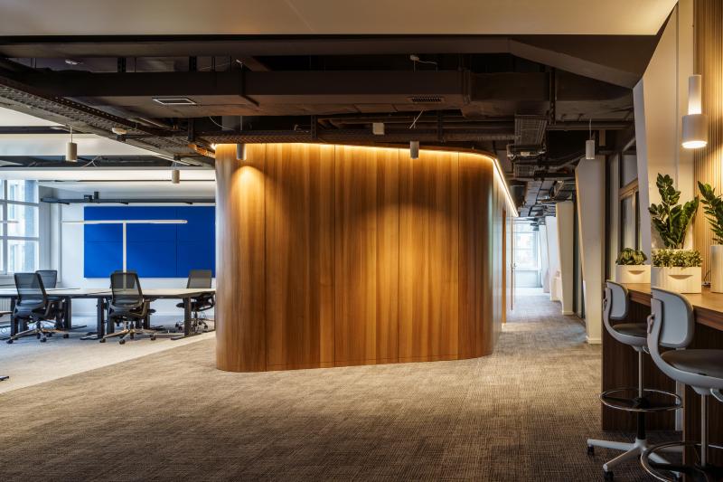 Moderner Büroflur mit einer charakteristischen Holzwand für eine Unternehmensberatung in Zürich.