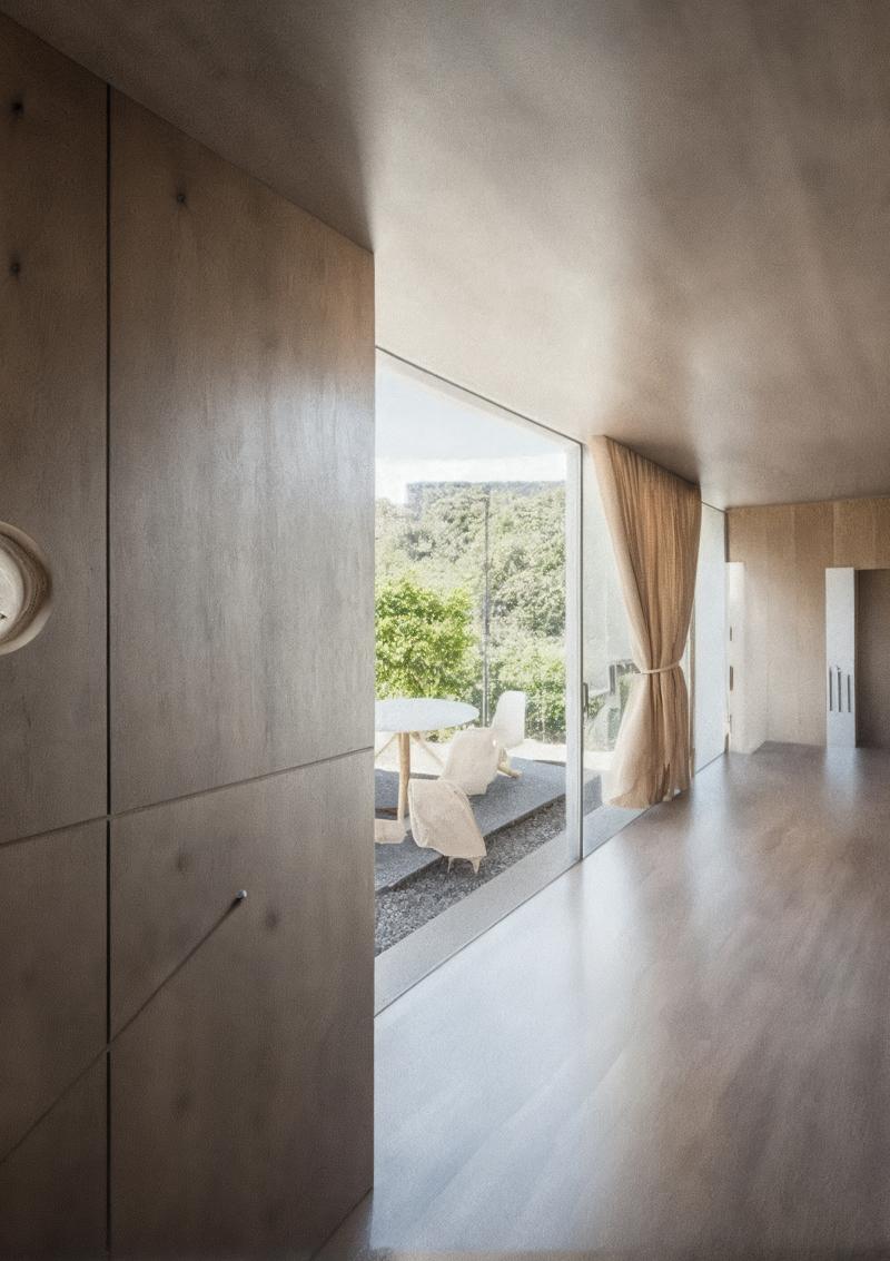 Flur einer Doppelhaus-Villa am Baggersee mit Blick auf die Landschaft durch großflächige Fenster.