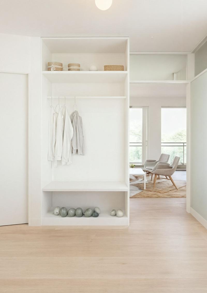 Flur mit Garderobe und Blick ins Wohnzimmer in der Wohnsiedlung Oetwil am See.